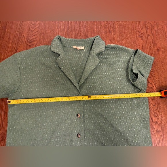 Madewell Green Crinkle-Knit Short Sleeve Button-Front Top - Picture 12 of 12